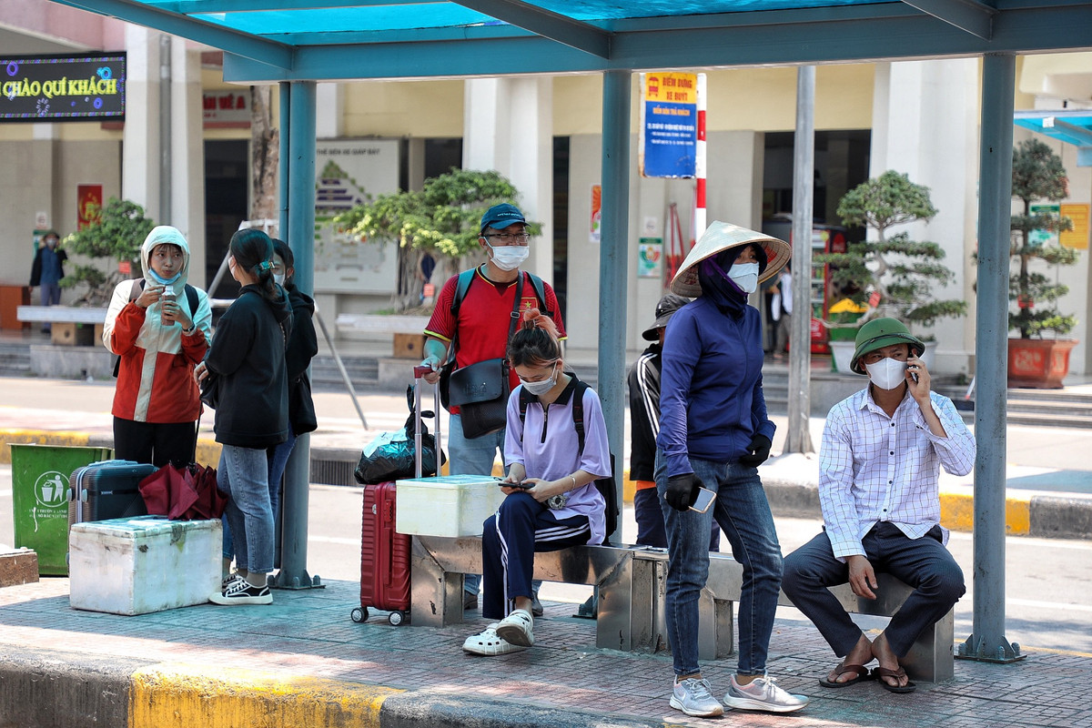 Tại bến xe Giáp Bát, oi bức của thời tiết cộng thêm sức nóng của động cơ ô tô khiến không khí tại đây càng thêm hầm hập.