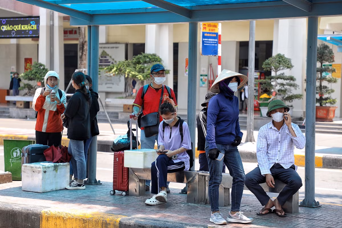 Tại bến xe Giáp Bát, oi bức của thời tiết cộng thêm sức nóng của động cơ ô tô khiến không khí tại đây càng thêm hầm hập.