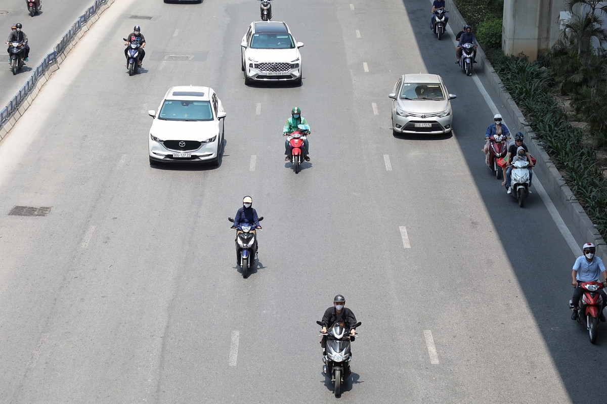 Theo ghi nhận của PV, vào hơn 12h trưa 6/5, nắng nóng đỉnh điểm, nhiệt độ tại Hà Nội lên tới 41 độ C, khiến nhiều người ra đường phải mặc trang phục chống nắng, bịt khẩu trang, đeo kính che chắn kín để chống chọi với cái nắng gay gắt đầu mùa.