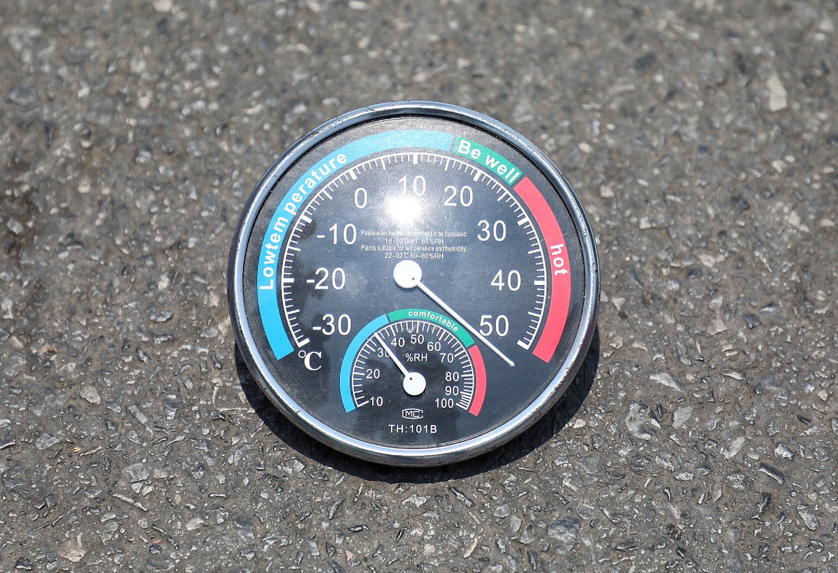 Nhiệt độ mặt đường PV đo được tại bến xe Giáp Bát lúc 13h là hơn 50 độ C.