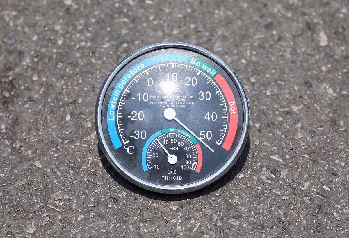 Nhiệt độ mặt đường PV đo được tại bến xe Giáp Bát lúc 13h là hơn 50 độ C.