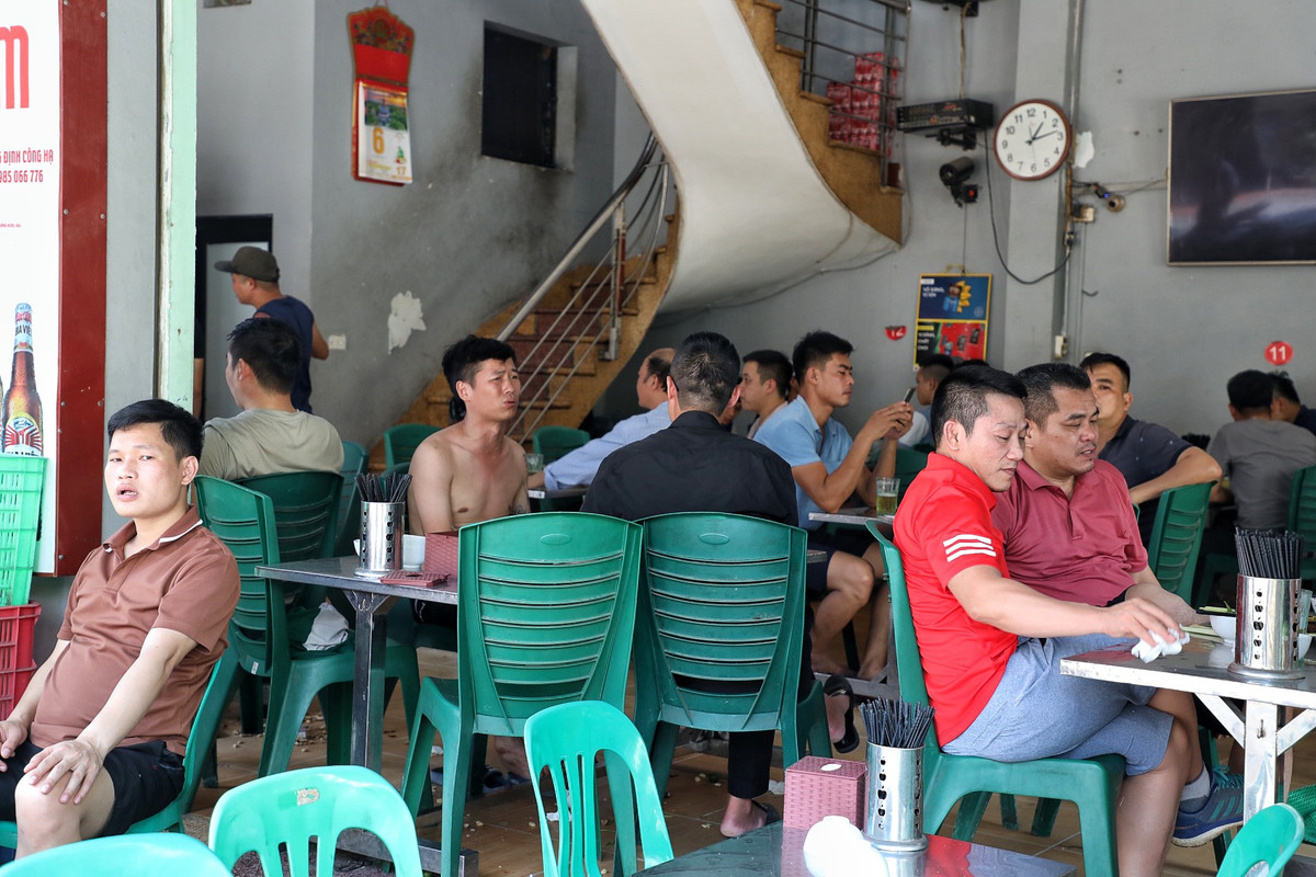 Các quán bia hơi cũng là điểm đến của các đáng mày râu khi trời oi bức.