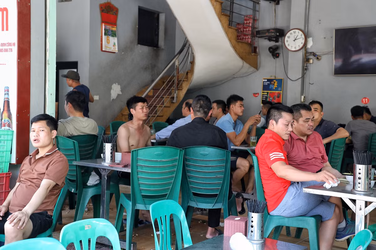 Các quán bia hơi cũng là điểm đến của các đáng mày râu khi trời oi bức.