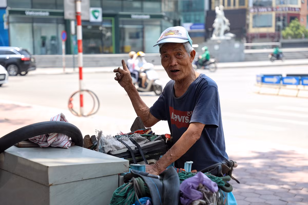Ông Phạm Văn Dậu (80 tuổi, Hà Nội) làm nghề bơm vá xe đạp, xe máy tại quận Thanh Xuân chia sẻ: “Nắng nóng như thế này tôi chỉ làm được nửa buổi thôi. Hôm qua và nay tôi thấy nóng hơn cả so với mọi hôm, tôi phải chọn chỗ râm mát để trú".