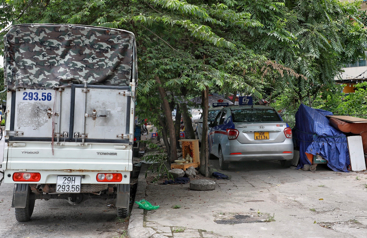 Vỉa hè không còn lối cho người đi bộ.