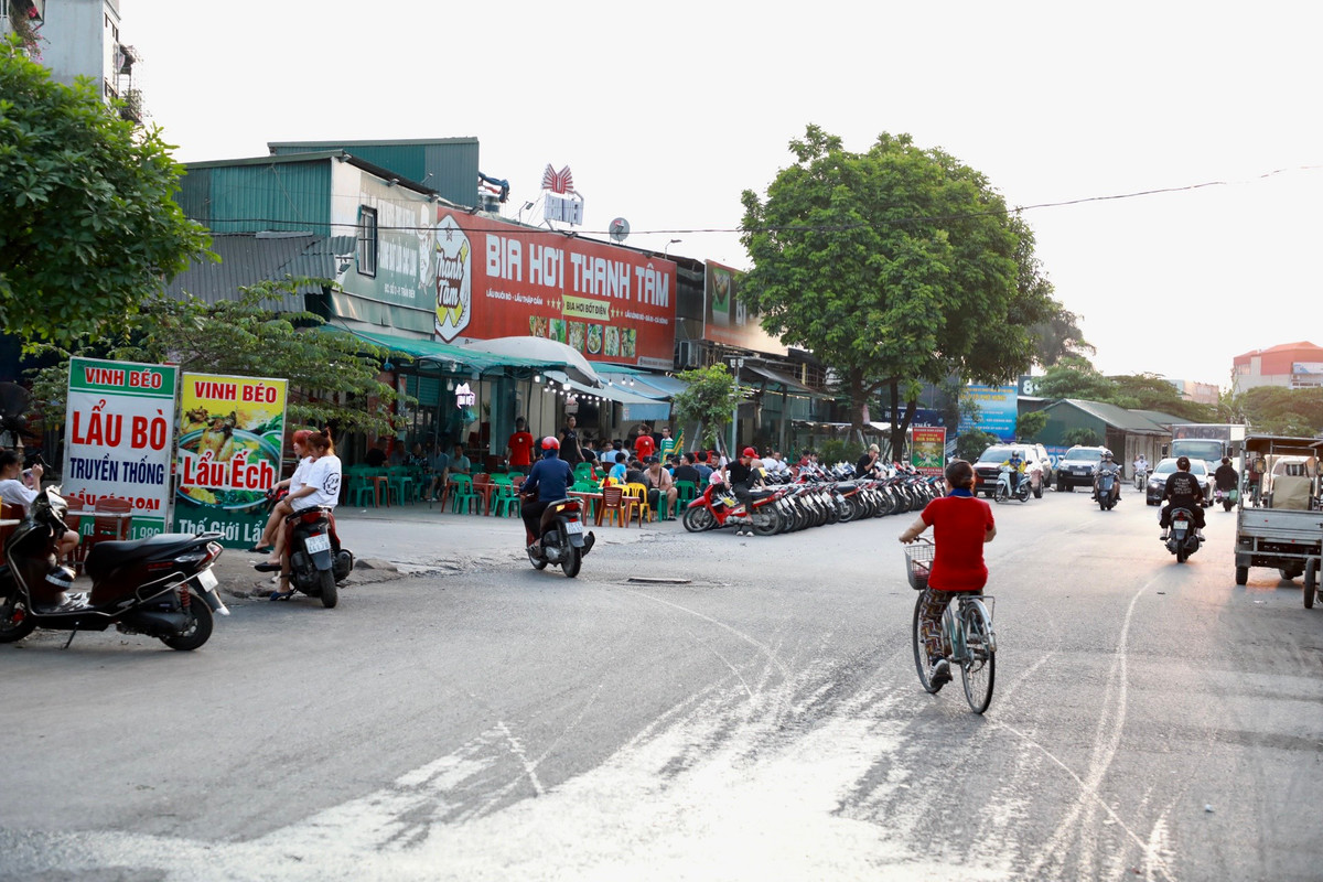 Vẫn trên đường vành đai 2,5, các nhà hàng, quán nhậu ngày đêm thản nhiên chiếm dụng hết vỉa hè, lòng đường để kinh doanh, đỗ xe.