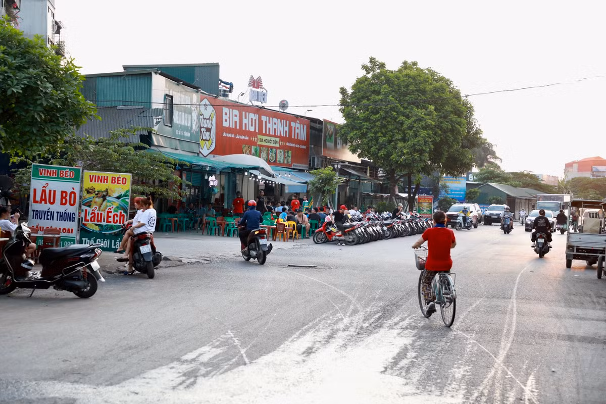 Vẫn trên đường vành đai 2,5, các nhà hàng, quán nhậu ngày đêm thản nhiên chiếm dụng hết vỉa hè, lòng đường để kinh doanh, đỗ xe.