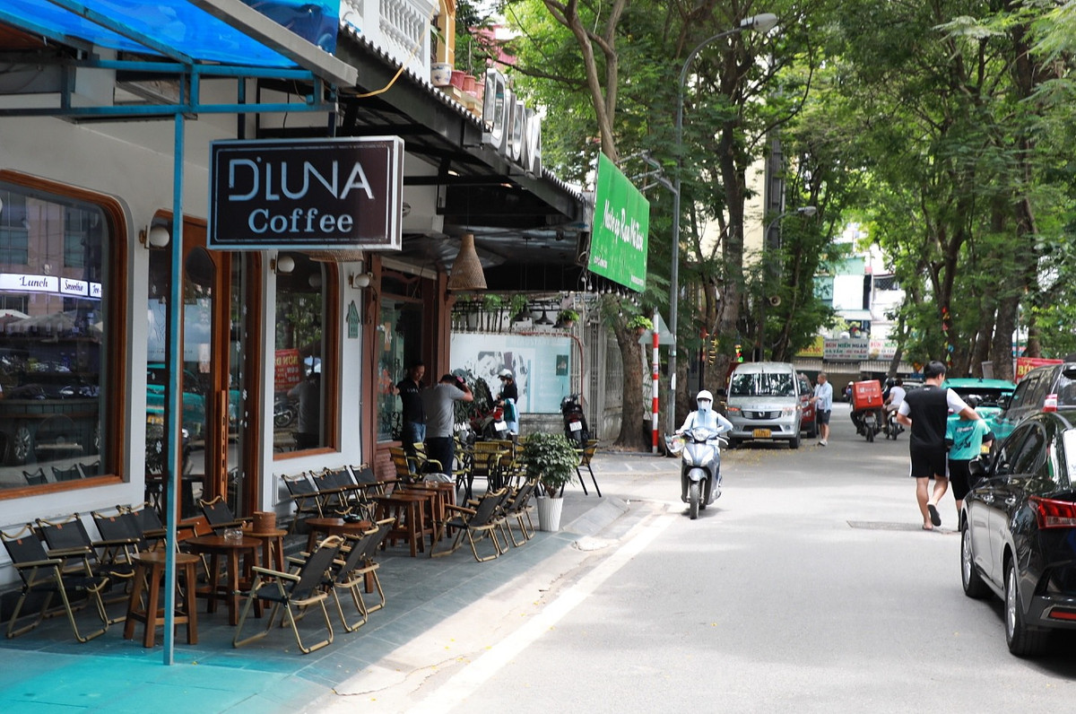 Quán cafe bày bàn ghế chiếm hết vỉa hè.