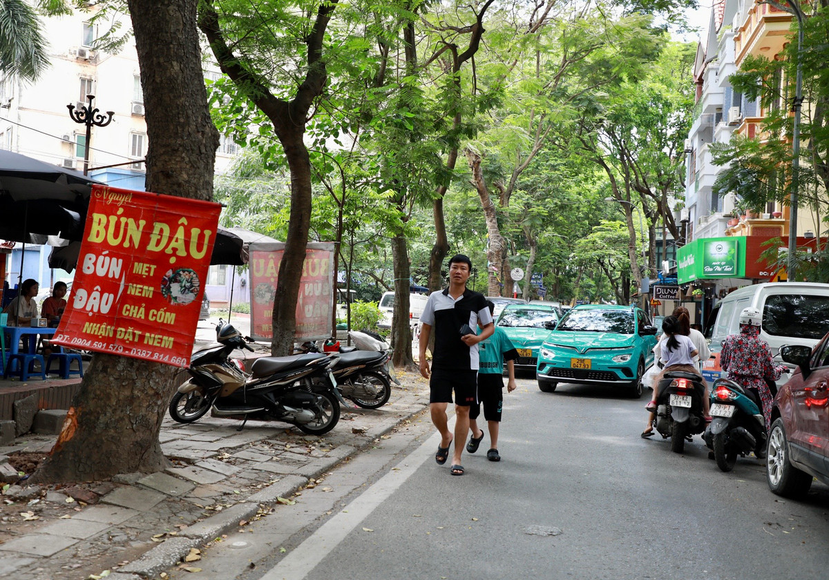 Người đi bộ bị đẩy xuống lòng đường. Các phương tiện đỗ chiếm phần lớn diện tích lòng đường khiến giao thông khó khăn.