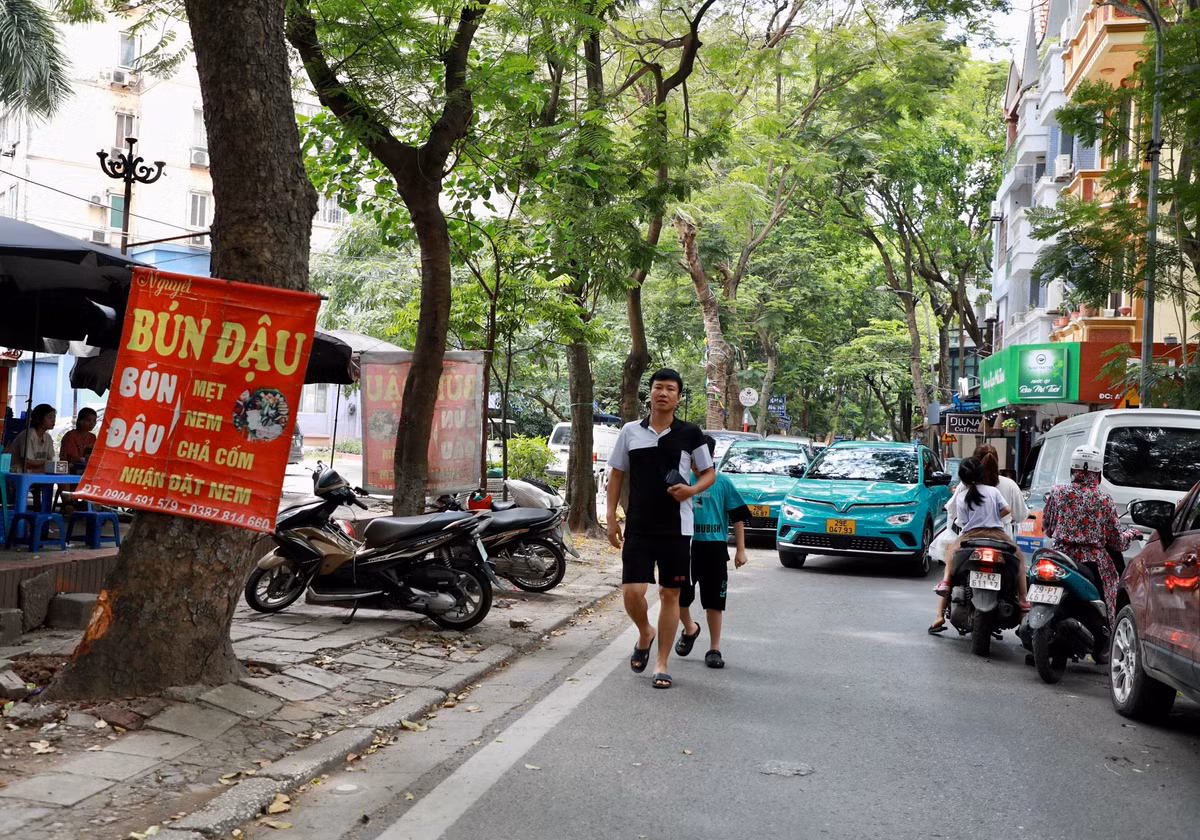 Người đi bộ bị đẩy xuống lòng đường. Các phương tiện đỗ chiếm phần lớn diện tích lòng đường khiến giao thông khó khăn.