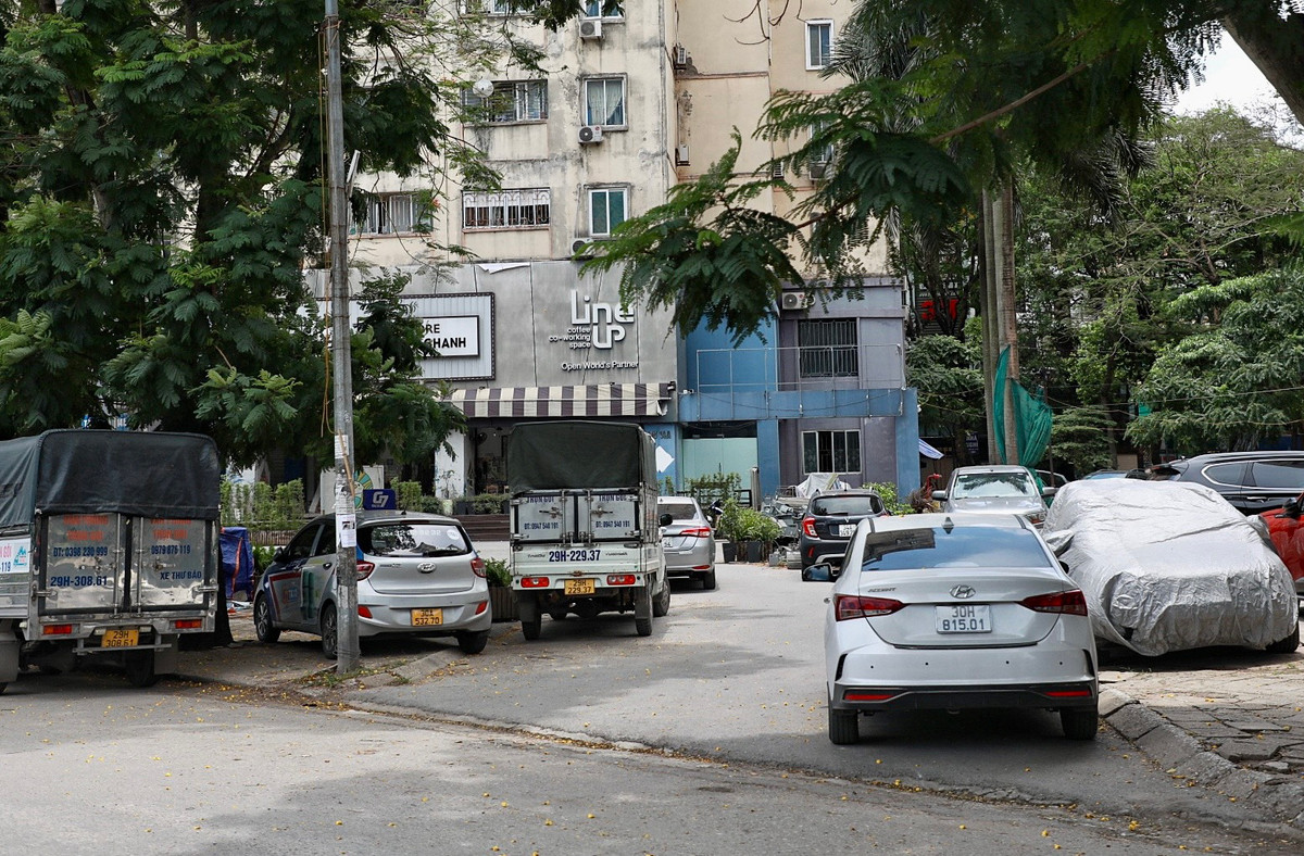 Chỉ tính riêng ô tô, ước tính trên địa bàn phường Định Công mỗi ngày có tới cả trăm phương tiện đỗ sai quy định.