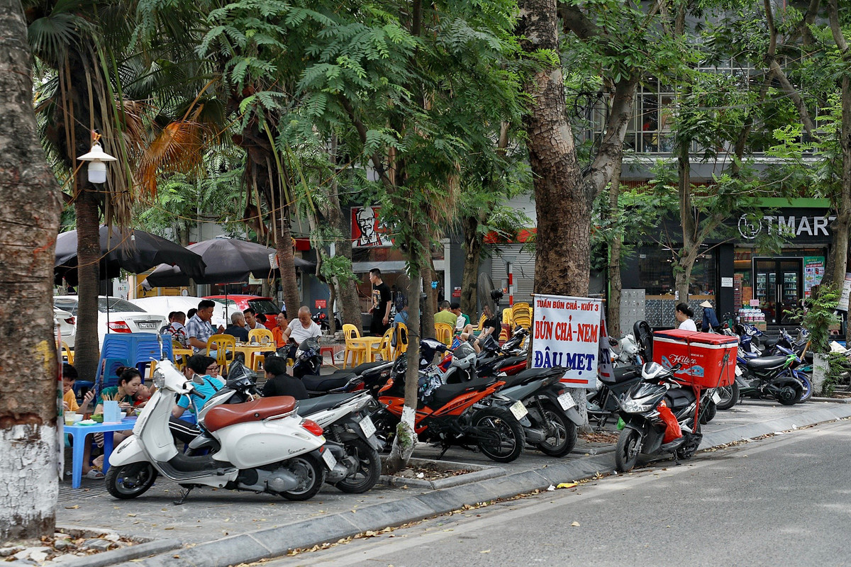 Trên đường Trần Nguyên Đán, các quán ăn bày tràn lan bàn ghế, để xe chiếm hết vỉa hè từ sáng sớm tới tận đêm khuya.