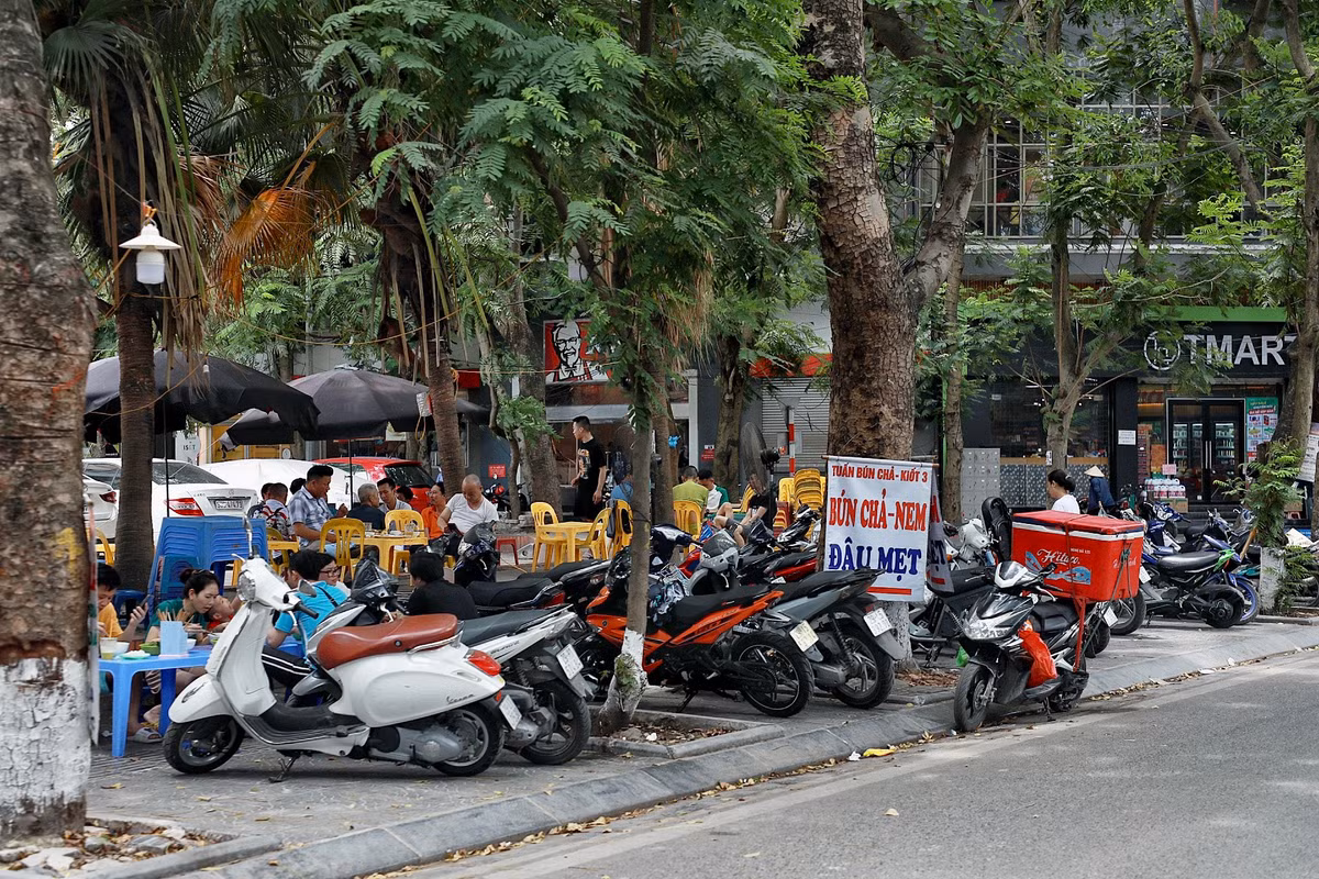 Trên đường Trần Nguyên Đán, các quán ăn bày tràn lan bàn ghế, để xe chiếm hết vỉa hè từ sáng sớm tới tận đêm khuya.
