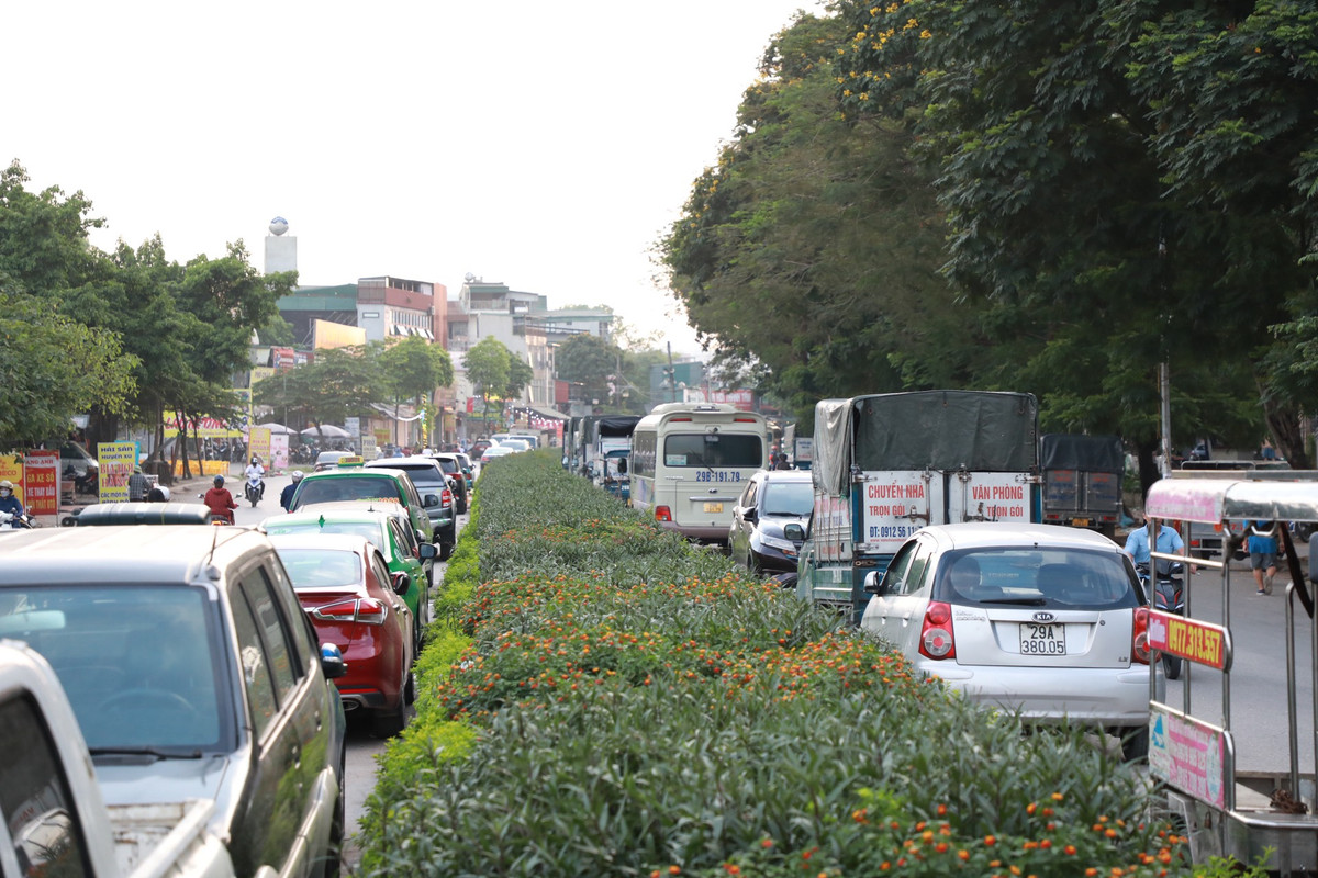 Cả ngày lẫn đêm, ô tô đỗ thành 2 hàng dài dưới lòng đường tại đường vành đai 2,5 đoạn tiếp giáp khu đô thị mới Định Công.