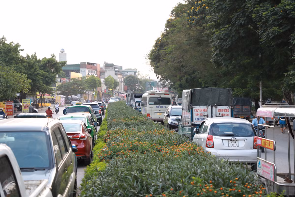 Cả ngày lẫn đêm, ô tô đỗ thành 2 hàng dài dưới lòng đường tại đường vành đai 2,5 đoạn tiếp giáp khu đô thị mới Định Công.