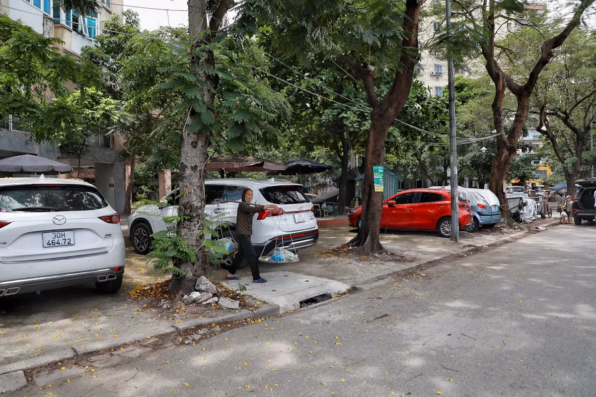 Theo ghi nhận của PV, trên các tuyến phố thuộc địa bàn phường Định Công (quận Hoàng Mai, Hà Nội) vẫn tồn tại tình trạng chiếm dụng vỉa hè, lòng đường để đỗ xe, kinh doanh, buôn bán, họp chợ trái quy định.