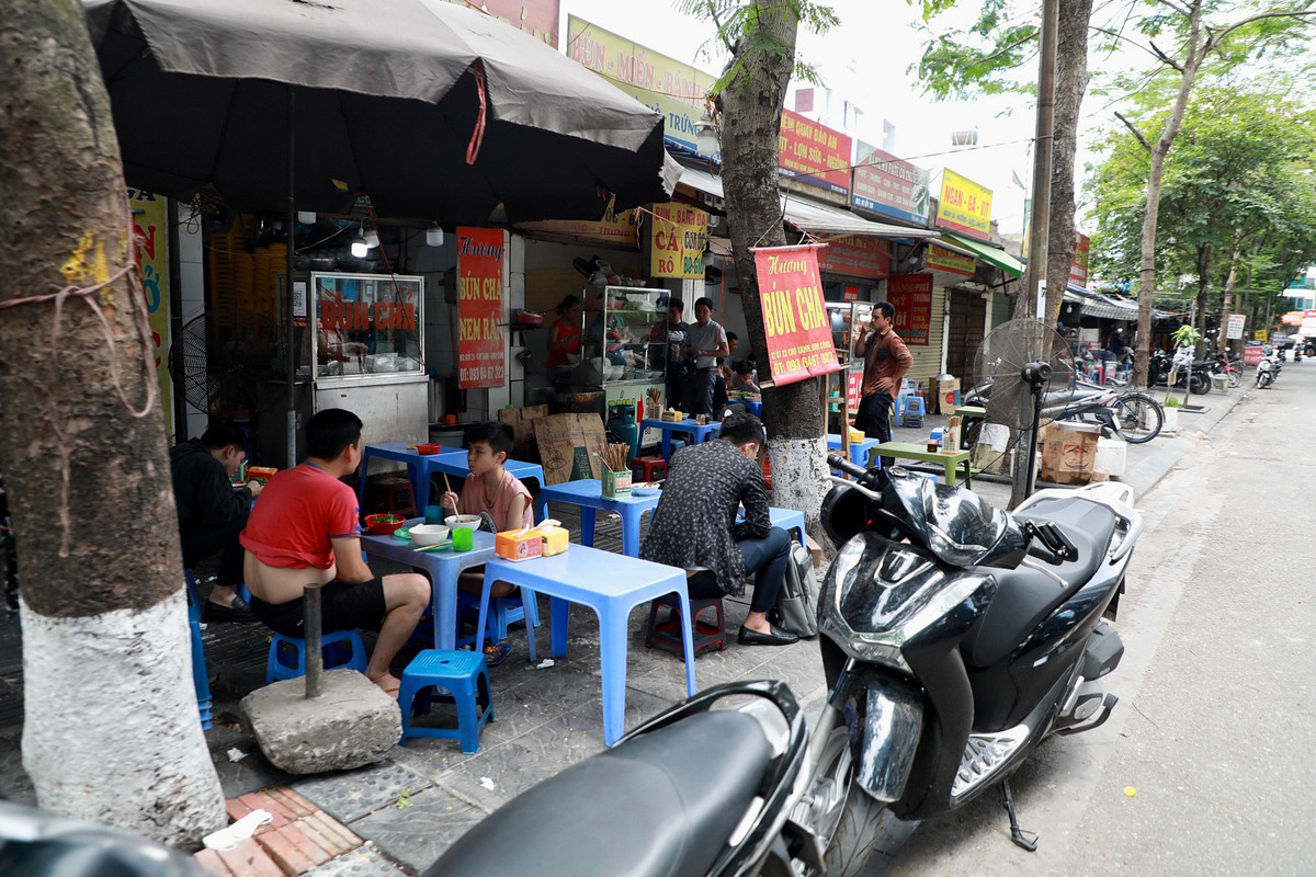 Vỉa hè bị các hàng ăn chiếm dụng. Thực khách ngồi ăn uống, để xe cả dưới lòng đường.