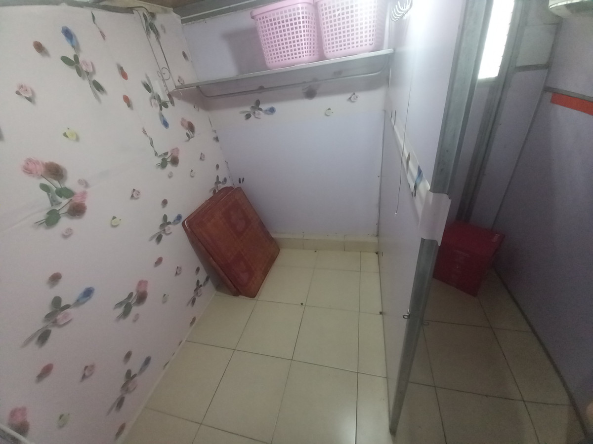 Diện tích mỗi phòng chỉ 3m2, được trang bị sẵn một tấm đệm cá nhân và thanh treo đồ phía cuối phòng.