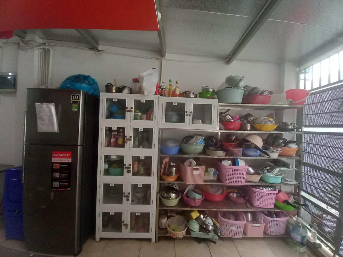 Mỗi người đều được chia một tủ đồ, song cũng không tránh khỏi việc để đồ bên ngoài và tình trạng mất đồ, dùng đồ của nhau khó kiểm soát. "Chuyện mọi người phản ánh mất đồ không xảy ra thường xuyên, nhưng cũng có. Chỗ này có camera nên mọi người chủ động xem lại camera là được ngay thôi. Được cái cũng chưa bao giờ xảy ra vụ gì to tát". Chị N.M quản lí khu nhà nói.