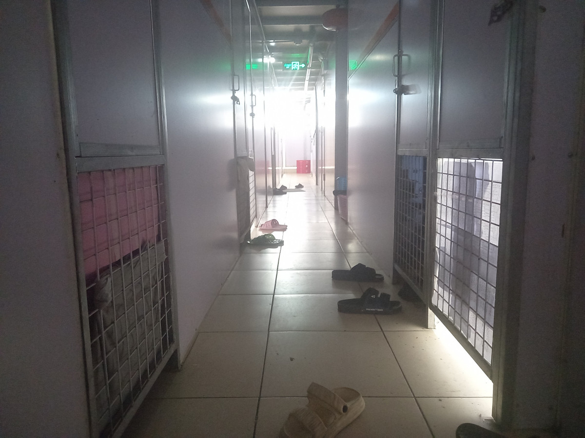 Tất cả các phòng đều được thiết kế kiểu hở một phần dưới để đảm bảo điều hòa bên ngoài có thể tỏa khí vào bên trong phòng. Bạn Thu An - sinh viên năm 2 Trường Đại học Luật, Đại học Quốc gia Hà Nội cho biết “Ở đây giá rẻ, đầy đủ dịch vụ mà lại còn có điều hòa mát lạnh suốt ngày, chứ ở trọ ngoài, không dám bật vì sợ tốn tiền điện. Phòng tuy nhỏ, nhưng thôi cũng tạm chấp nhận được nên mình ở đây cũng đã hơn một năm ”.