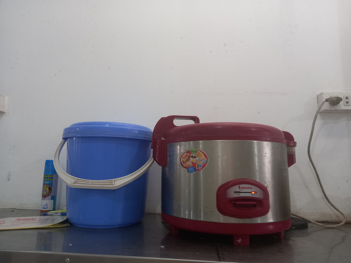 Bạn Tâm, sinh viên năm nhất Trường Đại học Giao thông Vận tải chia sẻ: "Lúc mới đến em rất bất ngờ vì ở đây còn có cả cơm nấu sẵn và người dọn vệ sinh. Phòng tuy hơi nhỏ, nhưng chẳng phải làm gì nên cũng thích".