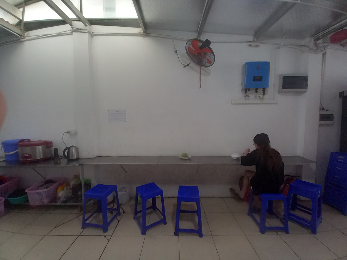 Bạn Thu An cho biết thêm: "Dạo này nóng nên mọi người ăn muộn, chứ bình thường vào giờ cao điểm là kín chỗ, phải đợi vì quy định không được mang đồ ăn về phòng. Ngồi ăn chung cũng có cái vui là có bạn trò chuyện".