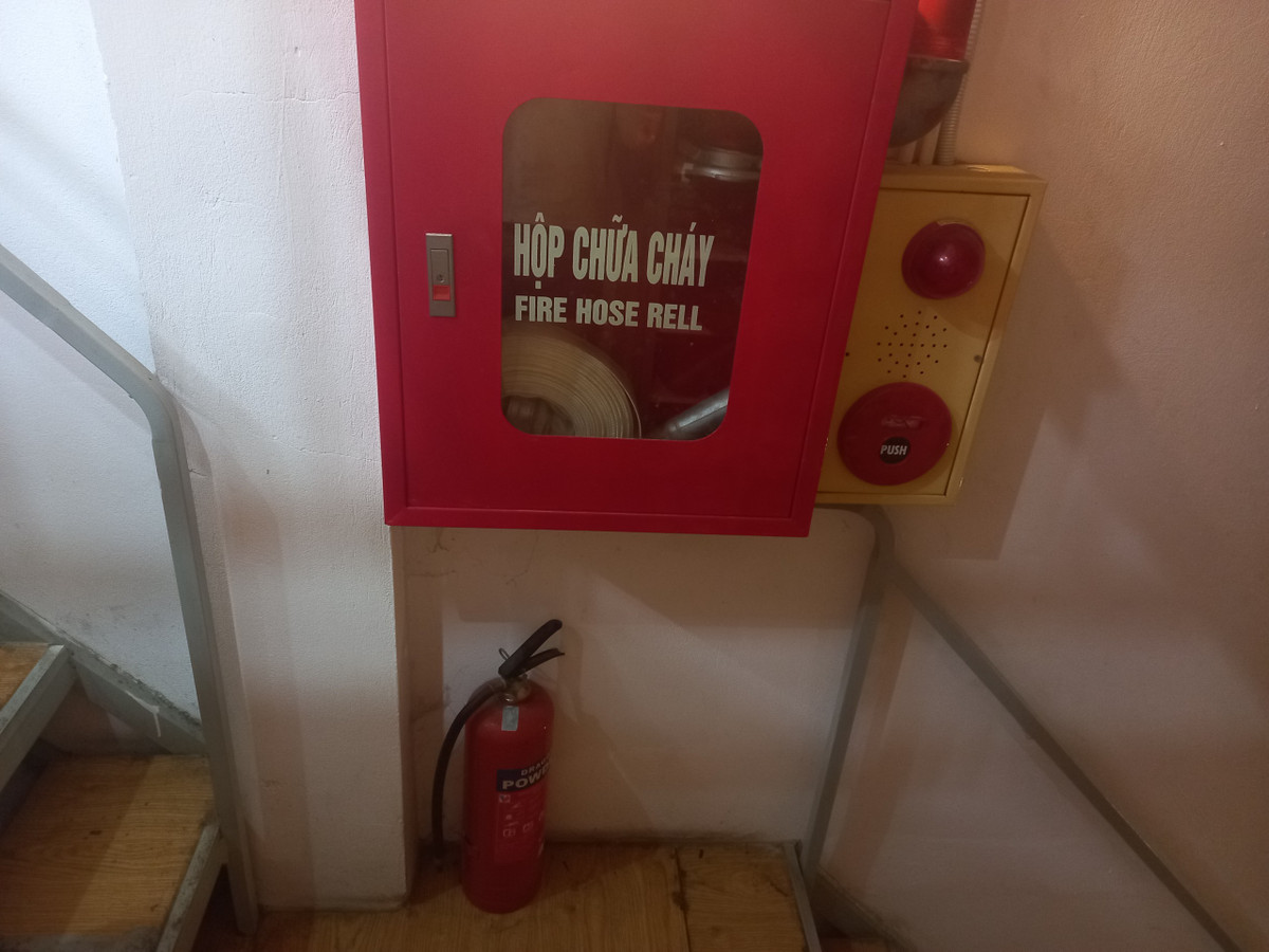 Theo chị N.M, quản lí khu nhà, mỗi tầng đều có trang bị bình chữa cháy. Tuy nhiên, với số lượng người sống trong nhà lớn, lại liên tục thay đổi người đến, người đi... để tổ chức được các buổi hướng dẫn sử dụng công cụ này một cách an toàn cũng khó nên nhà chưa làm được. Ở hai đầu mỗi tầng đều được thiết kế cửa thoát hiểm đề phòng trường hợp khẩn cấp.