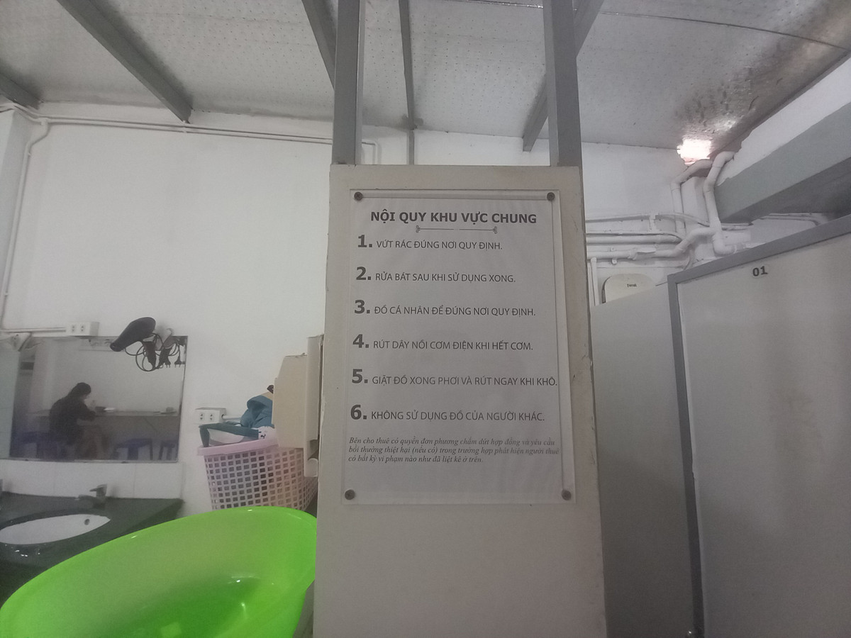 Chị Quế Anh - nhân viên bán hàng siêu thị đã ở đây được hai năm chia sẻ: “Ở chung cũng nhiều bất tiện, nhưng được cái là giá rẻ và mình cũng chỉ tối về nhà ngủ nên cũng không quan trọng. Có bất cứ vẫn đề gì nhắn chị quản lí đều được giải quyết nhanh chóng”. 