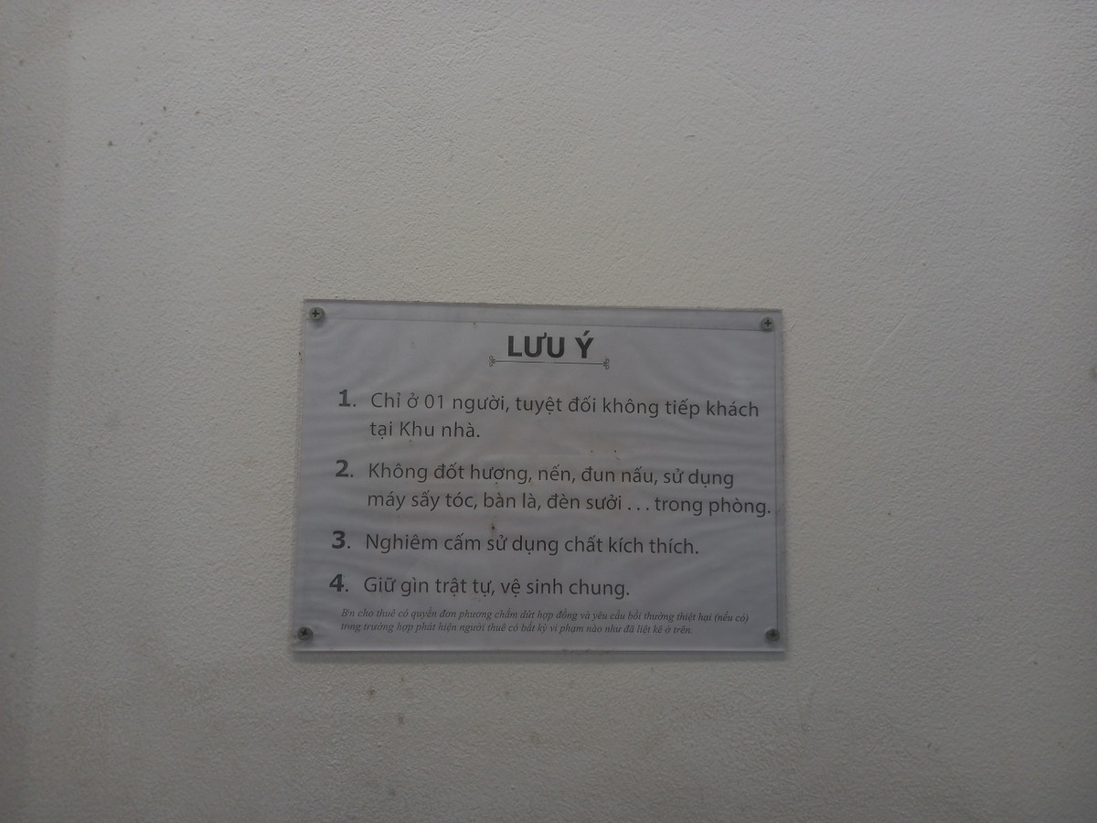 Quy định rõ ràng mỗi phòng chỉ một người ở. Vi phạm sẽ bị đơn phương thanh lí hợp đồng và mất cọc. Người thuê trọ hoàn toàn chịu trách nhiệm về hành vi của mình.