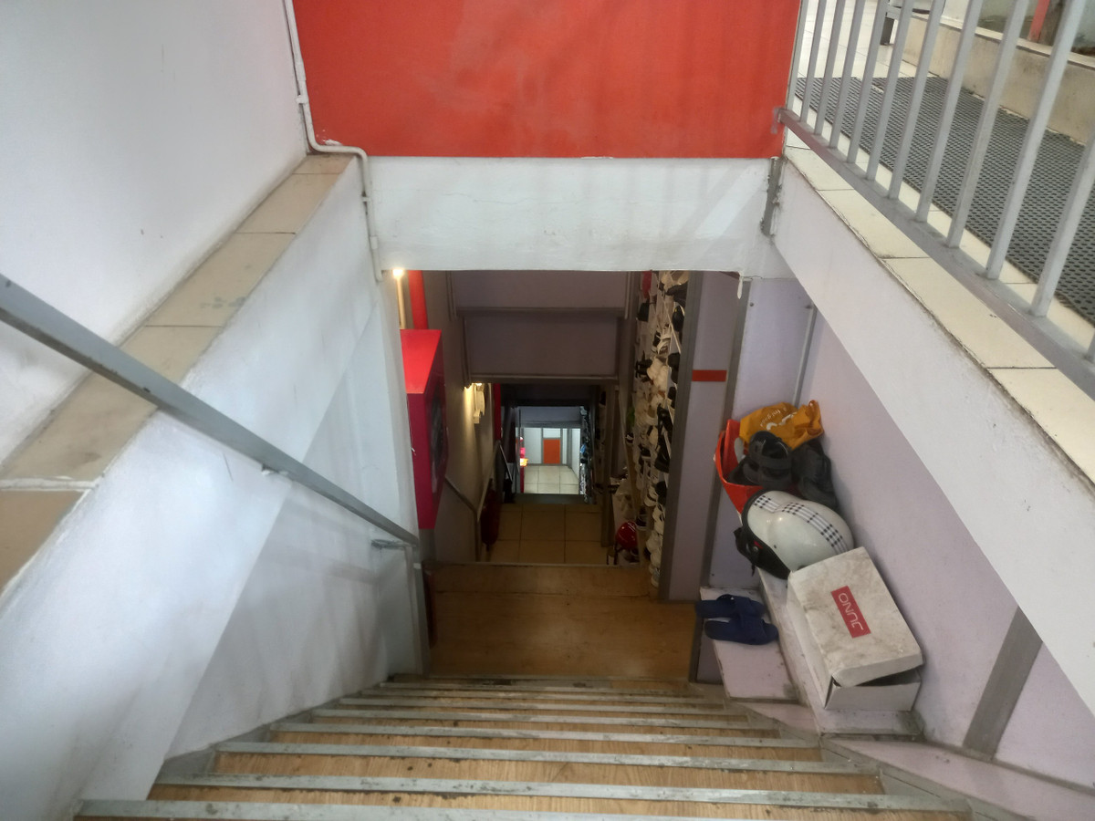 Ngôi nhà 4 tầng ở và 1 tầng thượng, cầu thang đi lên dốc đứng chật hẹp nằm sâu trong ngõ 63 Trần Quốc Vượng (Cầu Giấy, Hà Nội) là một trong những mô hình nhà trọ hộp diêm. Với giá thuê phòng chỉ 1,3 triệu đồng trọn dịch vụ, nơi đây trở thành nhà trọ của hàng mấy chục sinh viên và người lao động thu nhập thấp.