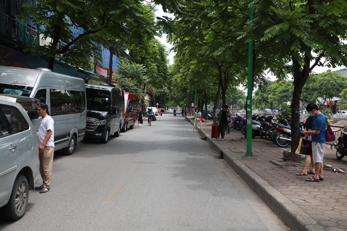 Hàng dài các phương tiện ô tô đỗ chiếm nửa lòng đường, xe máy đỗ tràn lan trên vỉa hè dọc 2 bên đường Nguyễn Lân, Hà Kế Tân (phường Phương Liệt).