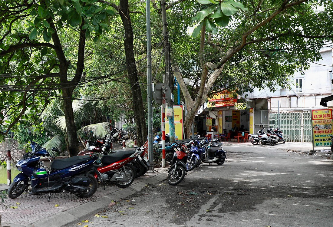 Vỉa hè tại hồ Phương Liệt bị các hàng quán chiếm dụng. Đối diện các nhà hàng, xe máy của khách chiếm hết chỗ trên vỉa hè, còn tràn cả xuống đường.