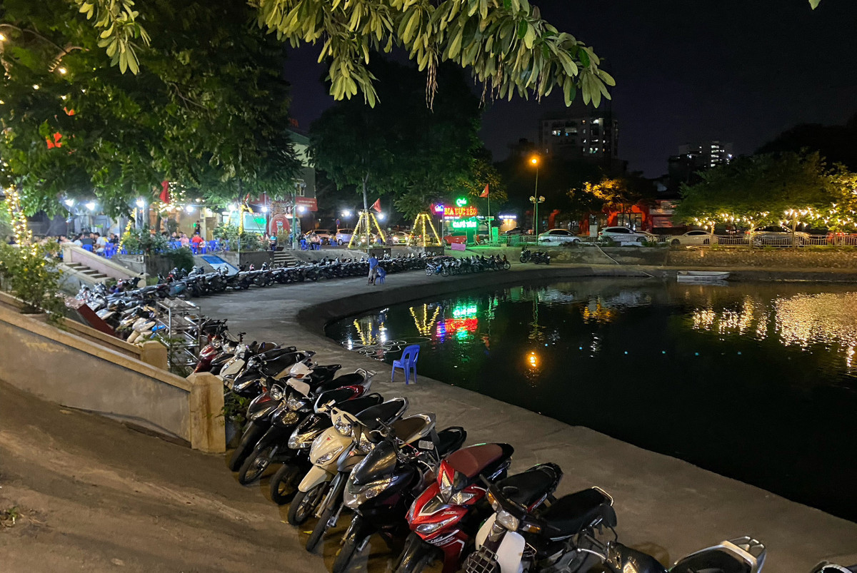 Lòng hồ bị chiếm dụng thành nơi đỗ xe. Mỗi ngày, các hàng quán ở đây tiếp đón hàng nghìn lượt khách.
