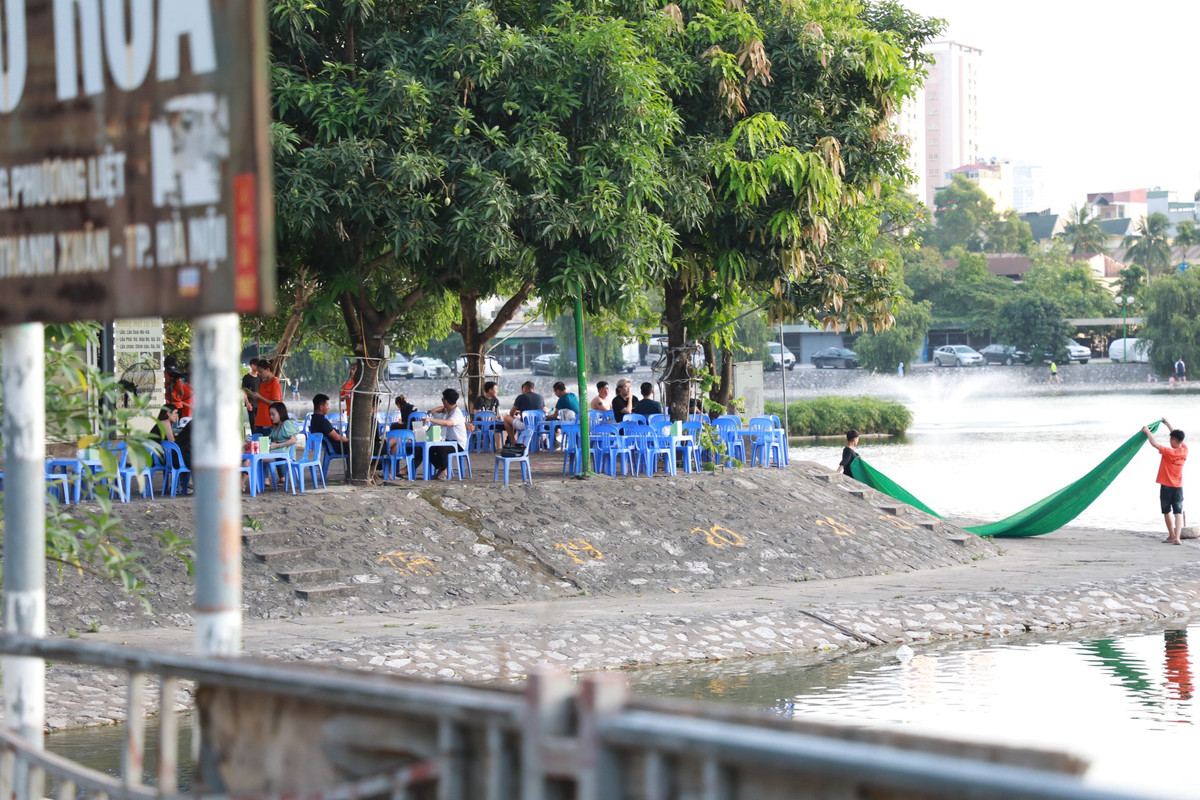Tại hồ Rùa, vỉa hè, lòng hồ bị các nhà hàng, quán nhậu ngang nhiên chiếm dụng, sử dụng trái phép để kinh doanh cả ngày lẫn đêm.