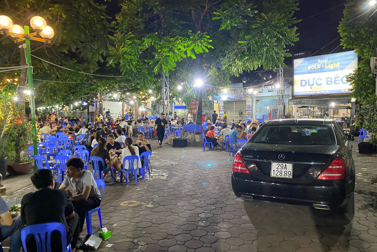 Tối đến, khu vực này càng thêm tấp nập và kéo dài tới tận đêm khuya, ảnh hưởng không nhỏ tới cuộc sống người dân sống quanh hồ. Chị Lan (quận Thanh Xuân) bức xúc: "Hồ Rùa là nơi để người dân vui chơi, tản bộ, thư giãn, hít thở không khí... tuy nhiên, đã bị các quán nhậu chiếm nhiều năm. Điều đáng nói là chính quyền vẫn không xử lý dứt điểm, gây ảnh hưởng rất nhiều đến cuộc sống của người dân chúng tôi. Không biết tình trạng này còn kéo dài tới khi nào?".