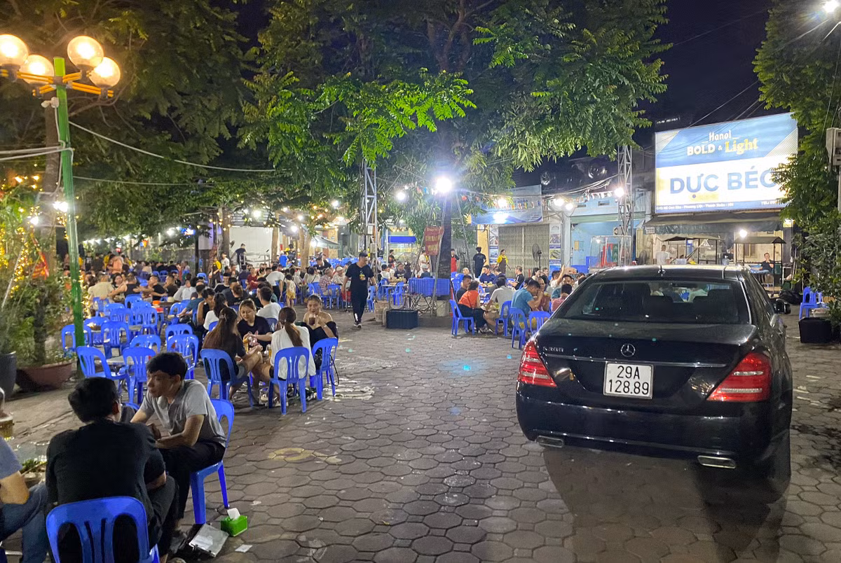 Tối đến, khu vực này càng thêm tấp nập và kéo dài tới tận đêm khuya, ảnh hưởng không nhỏ tới cuộc sống người dân sống quanh hồ. Chị Lan (quận Thanh Xuân) bức xúc: "Hồ Rùa là nơi để người dân vui chơi, tản bộ, thư giãn, hít thở không khí... tuy nhiên, đã bị các quán nhậu chiếm nhiều năm. Điều đáng nói là chính quyền vẫn không xử lý dứt điểm, gây ảnh hưởng rất nhiều đến cuộc sống của người dân chúng tôi. Không biết tình trạng này còn kéo dài tới khi nào?".