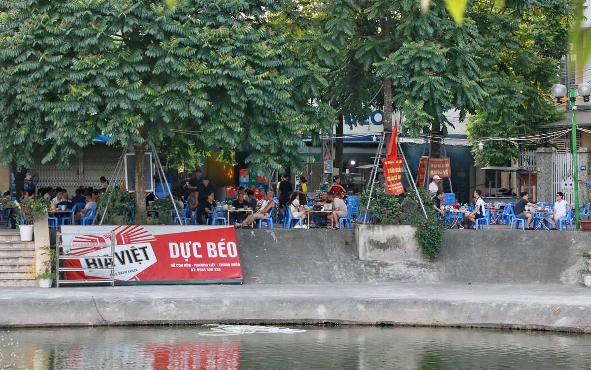 Hồ điều hòa này vừa chứa nước mưa, tạo cảnh quan và là nơi đi bộ, tập thể dục, nhưng bị biến thành nơi ăn nhậu đã nhiều năm nay. Trong đó, lớn nhất là quán bia Dực Béo với hàng trăm bàn.