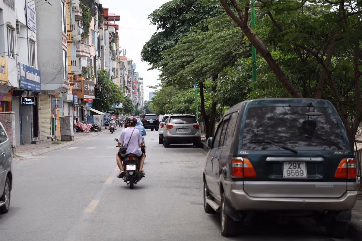 Ghi nhận của PV, trên địa bàn phường Phương Liệt (quận Thanh Xuân) vẫn tồn tại những điểm vi phạm trật tự đô thị do nhiều người chiếm dụng lòng đường, vỉa hè để đỗ xe ô tô, kinh doanh gây ảnh hưởng đến an toàn giao thông, mỹ quan đô thị và cuộc sống của người dân.