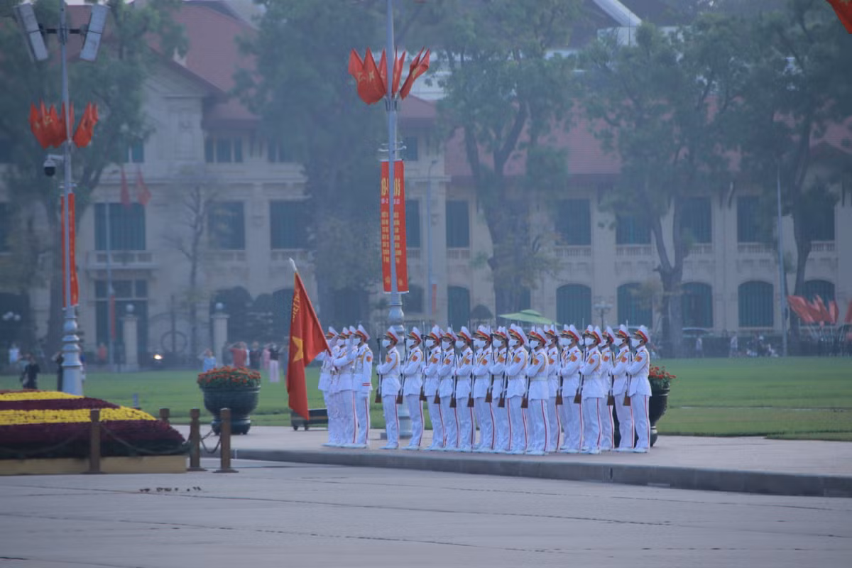 34 chiến sĩ cảnh vệ tượng trưng cho 34 chiến sĩ đầu tiên của Đội Việt Nam tuyên truyền giải phóng quân nghiêm trang thực hiện nghi lễ thể hiện sự tôn kính đối với Chủ tịch Hồ Chí Minh vĩ đại