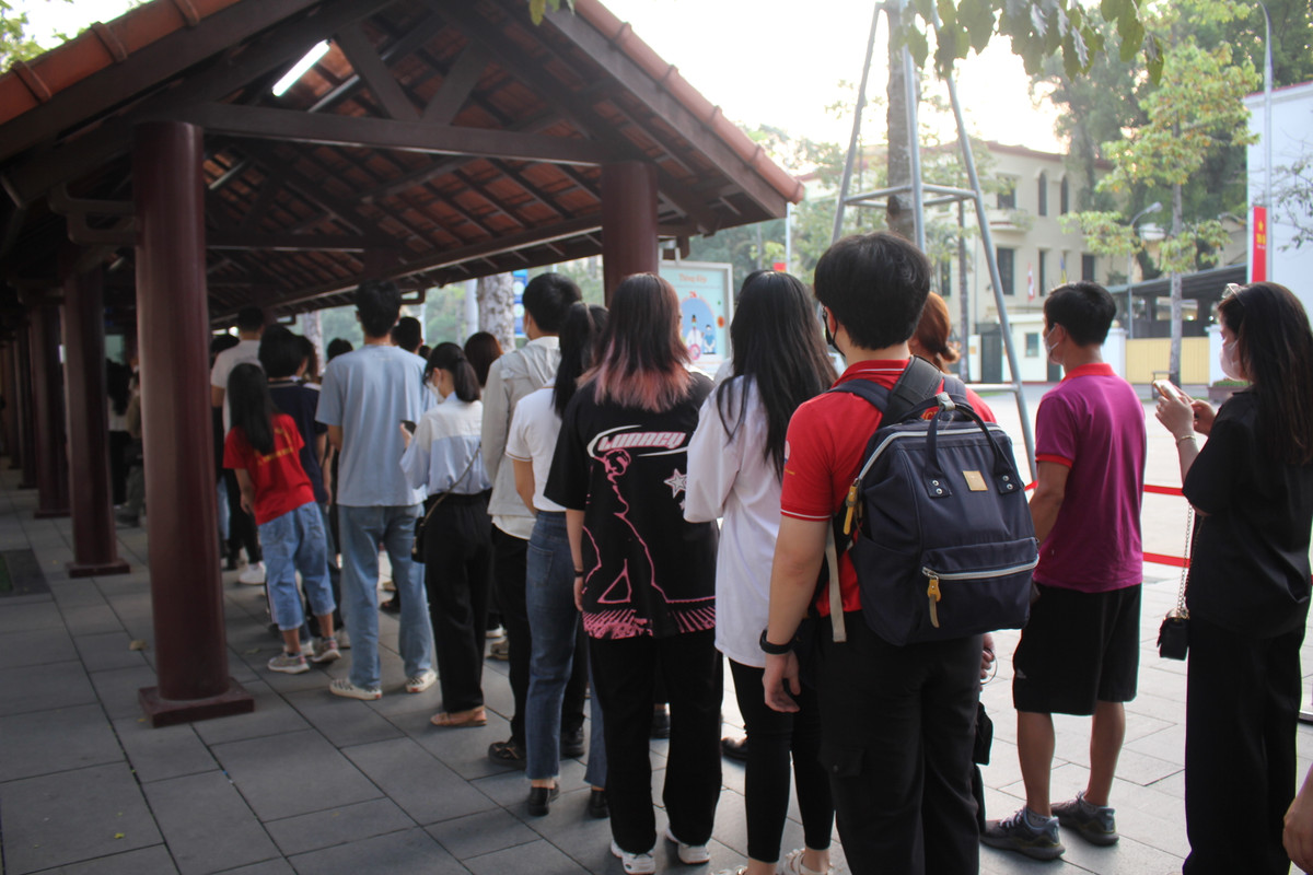 Hàng dài người xếp hàng để được vào Quảng trường tham dự buổi lễ