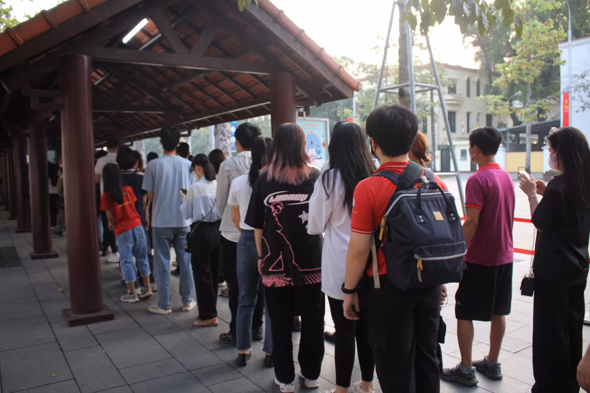 Hàng dài người xếp hàng để được vào Quảng trường tham dự buổi lễ