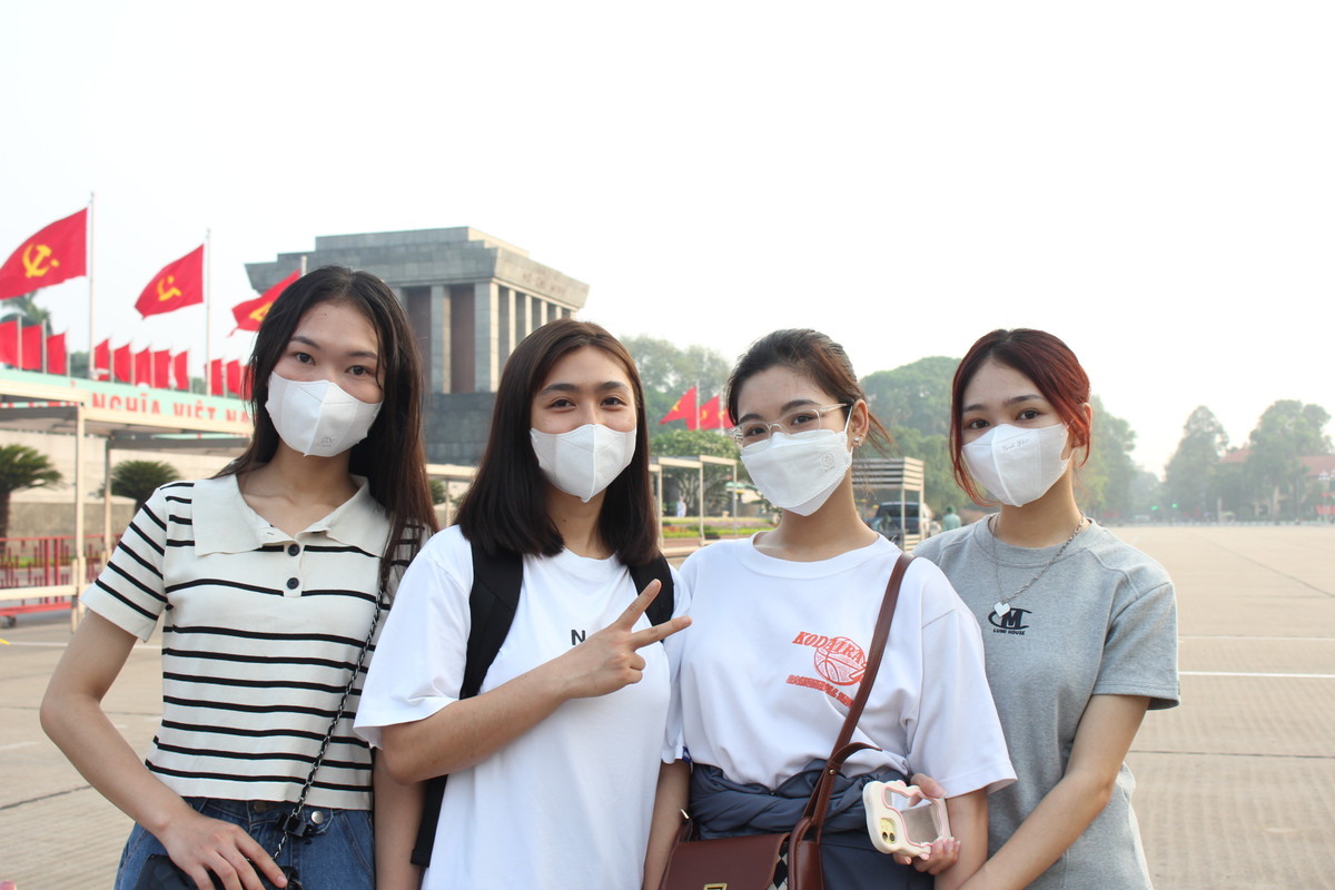 Rất đông các bạn trẻ có mặt tại Quảng trường Ba Đình từ rất sớm để được chứng kiến khoảnh khắc thiêng liêng. Bạn Duyên, sinh viên năm 2 Học viện Tài chính chia sẻ: "Chúng mình cũng muốn đi từ lâu rồi, nhưng thời gian không cho phép. Hôm nay sinh nhật Bác nên quyết tâm phải đi. Mình rất xúc động vì có mặt trong lễ chào cờ hôm nay".