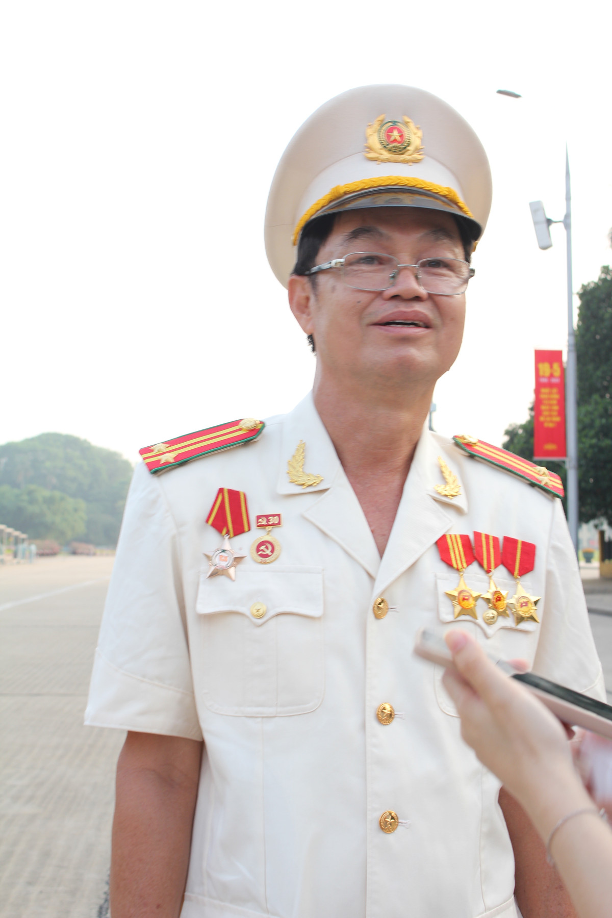 Ông Minh, 61 tuổi, nguyên là cán bộ công tác tại công an quận 1 TP HCM theo đoàn ra thăm Hà Nội để dự lễ chào cờ vào đúng sinh nhật Bác không khỏi bồi hồi xúc động. Ông chia sẻ: "Chúng tôi đường xa, nhưng được ra Hà Nội dự lễ chào cờ uy nghiêm và vào viếng lăng Bác nên ai cũng háo hức, tự hào." 