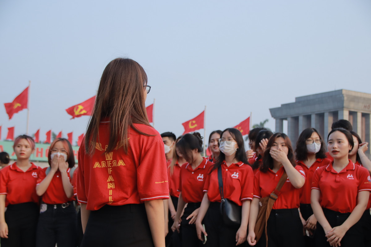 Đã thành thông lệ từ nhiều năm nay, cứ đến sinh nhật Bác, CLB Thanh niên Vận động Hiến máu Học viện Báo chí và Tuyên truyền đều tổ chức cho các thành viên tham dự lễ chào cờ tại Quảng trường Ba Đình.