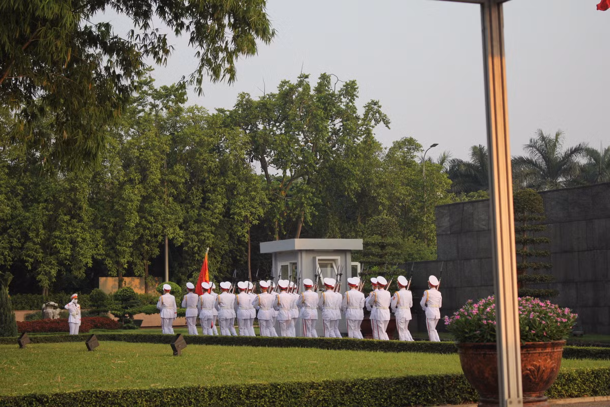 Một lễ chào cờ chỉ vỏn vẹn 5 phút nhưng đầy cảm xúc về sự thiêng liêng và niềm tự hào dân tộc của người Việt Nam đối với Tổ quốc và Bác Hồ kính yêu. >>> Mời quý độc giả xem video Lễ cắt băng Khánh thành Dự án tái tạo thư viện công cộng tại Thư viện Hà Nội: