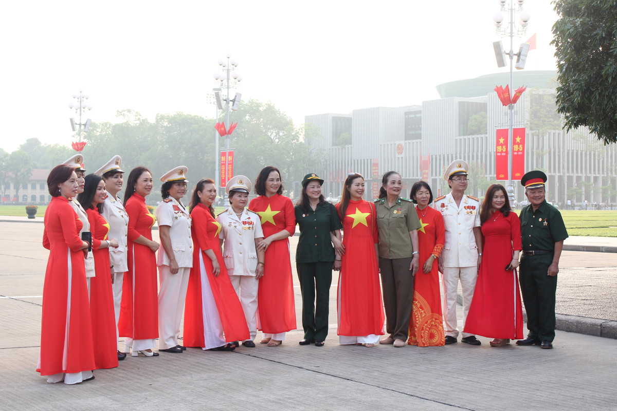 Đoàn cán bộ cựu chiến binh từ tận TP HCM xa xôi cũng tề tựu về đây nhân kỷ niệm sinh nhật Bác