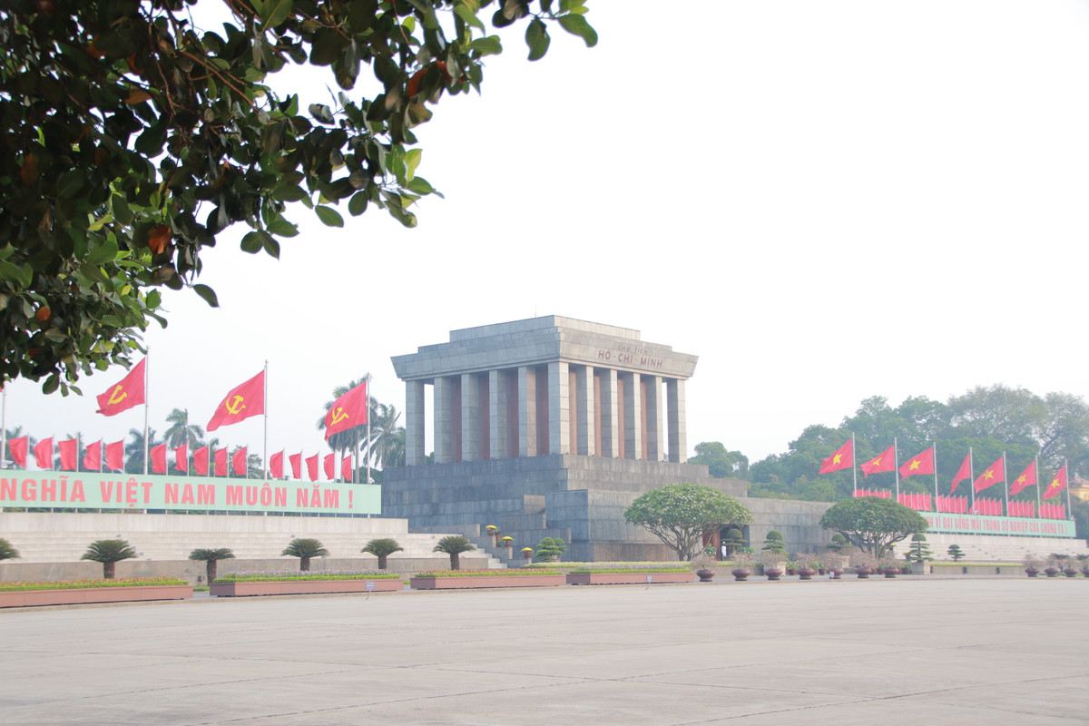 Không khí trang nghiêm tại Quảng trường Ba Đình trước nghi lễ chào cờ 