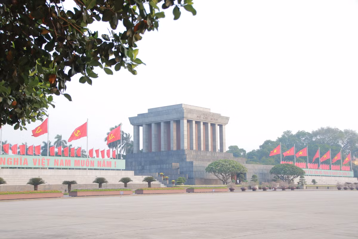 Không khí trang nghiêm tại Quảng trường Ba Đình trước nghi lễ chào cờ 