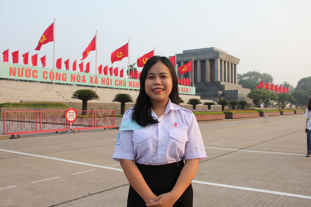 Với Mai Hải Yến - cô sinh viên năm 2 Học viện Cán Bộ TP HCM, được dự lễ thượng cờ vào ngày sinh nhật Bác là một một cảm xúc vô cùng tự hào, hòa chung không khí tưởng nhớ về những công lao to lớn của Người. Để từ đó có thêm nhiều động lực, về lại TP HCM sẽ cố gắng trong học tập nhiều hơn. Được biết đây đã là lần thứ 10 Hải Yến ra Hà Nội tham dự lễ thượng cờ.