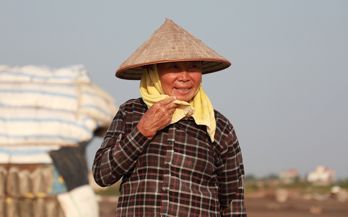 Những hạt muối mặn mòi vị biển, mặn chát vị mồ hôi, người dân xã Bạch Long có câu: "Đời ông cho chí đời cha; Có cái đống cát cứ se ra se vào".